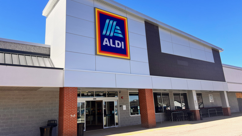 A side view of an Aldi storefront