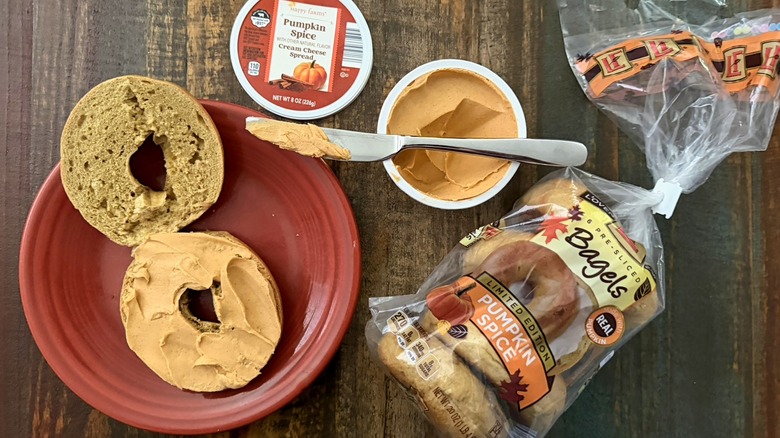 L'oven Pumpkin spice bagels in packaging and on plate next to tub of pumpkin spice cream cheese from Aldi