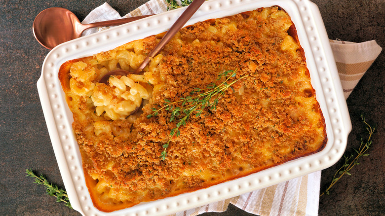 Top-down view of macaroni and cheese in a platter