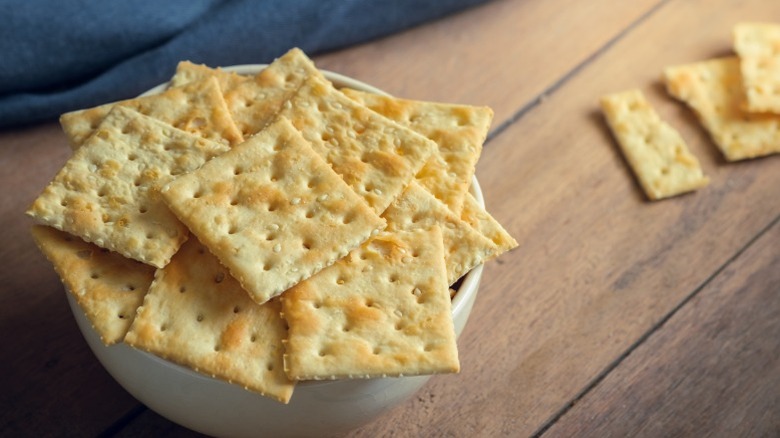 A bowl of saltine crackers.