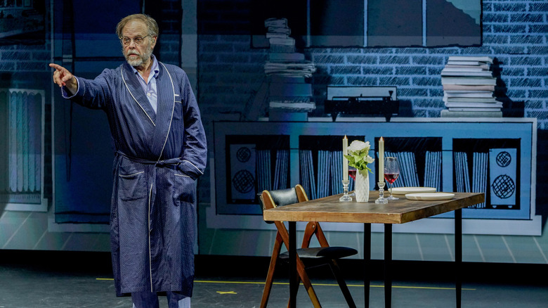 Alton Brown wears a bathrobe on stage.