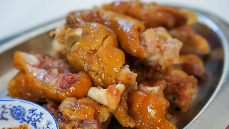 Braised pigs feet on an oval plate.
