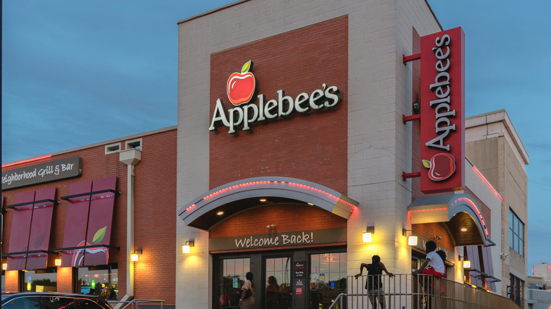 The exterior of an Applebee's location at sundown.