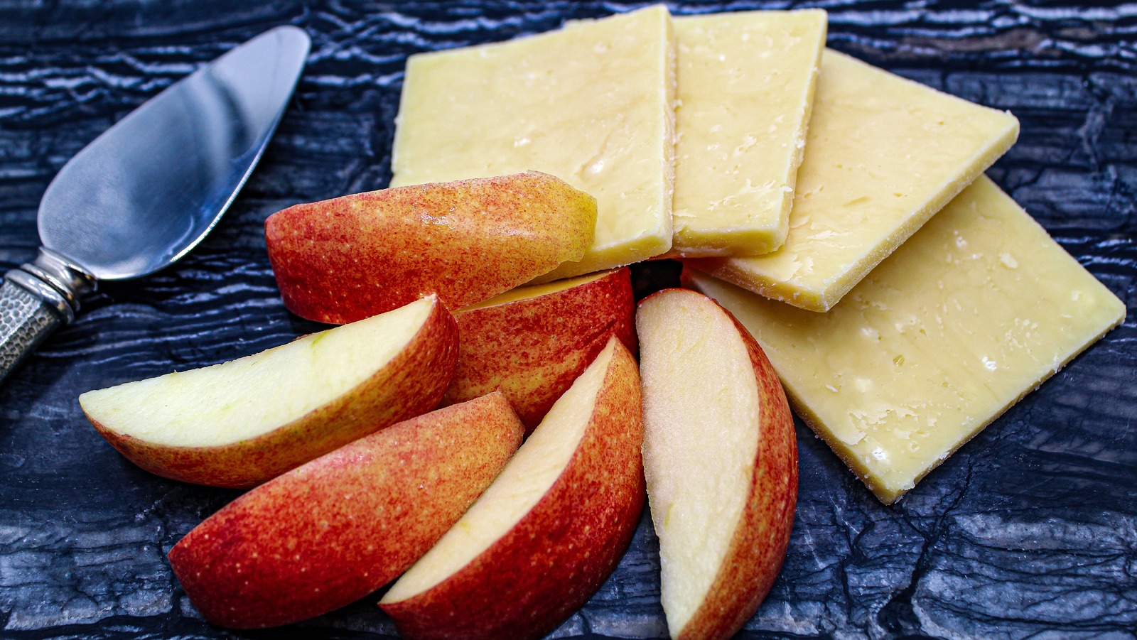 Apples And Cheddar Cheese Are An Unrivaled Flavor Pairing