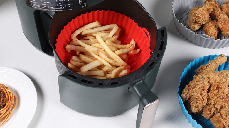 air fryer with silicone liners