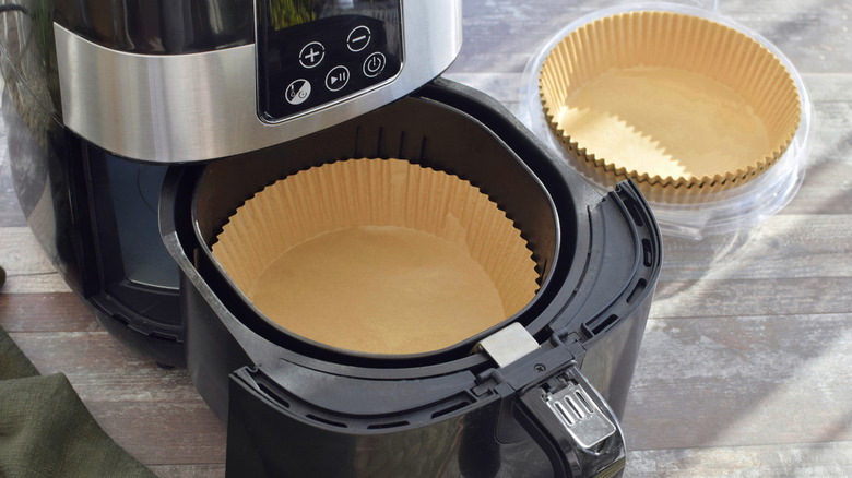 air fryer with paper liners