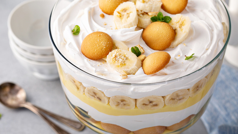 overhead photo of banana pudding in a glass dish