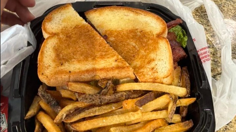 Fred´s Texas Cafe BLT with fries in a to-go container