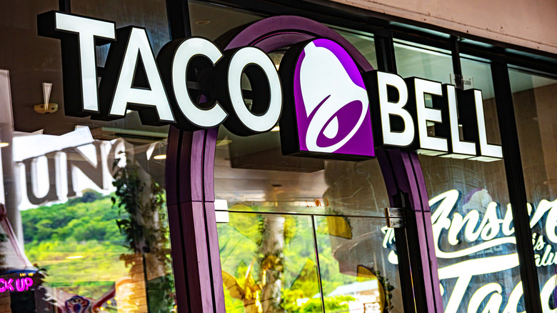 Exterior Taco Bell signage