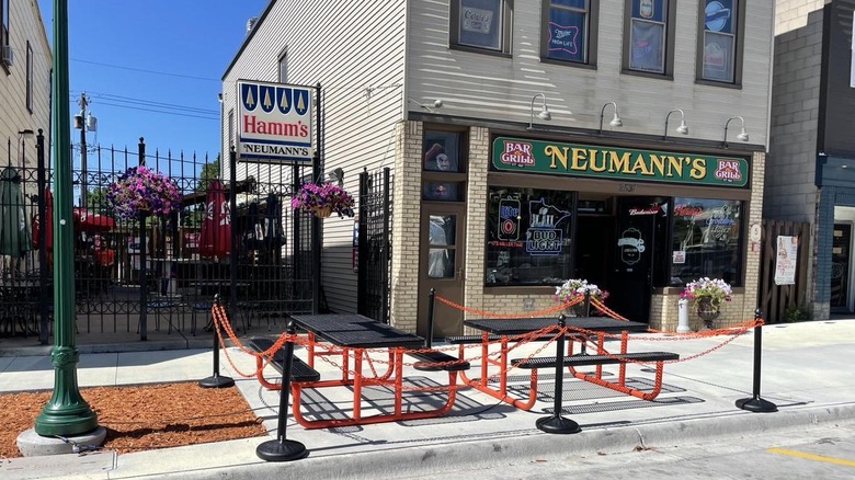 neumann's bar front with sign