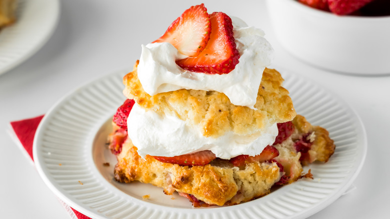 A plate of strawberry shortcake with a biscuit base