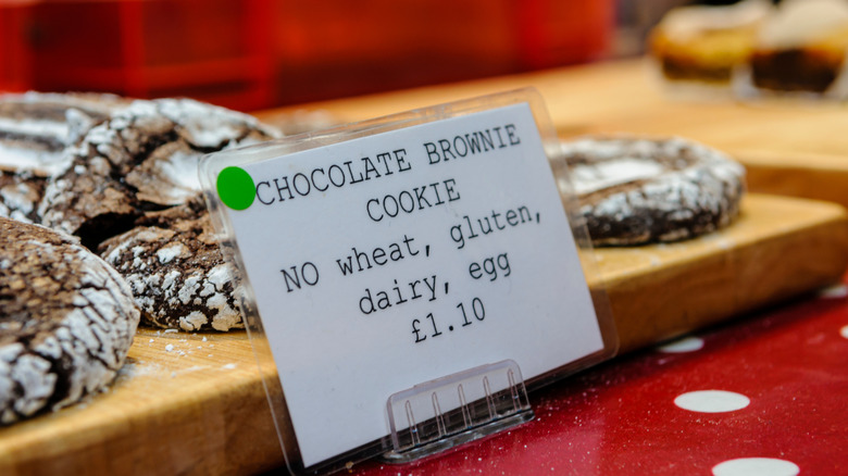 A food label for chocolate cookies lists allergens at a restaurant
