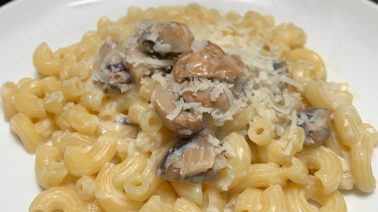Macaroni and cheese with mushrooms on top
