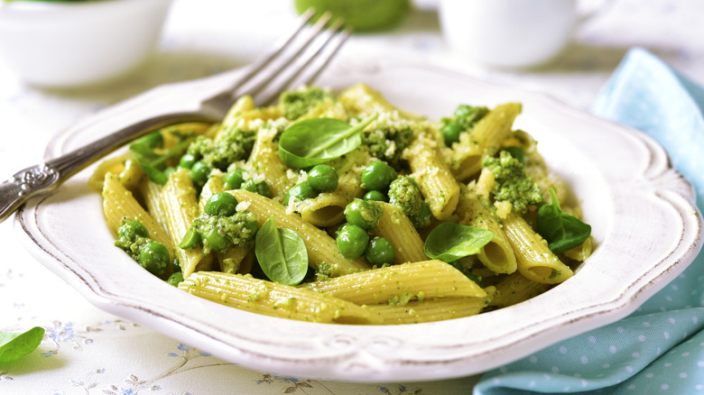 Mac and cheese pasta with penne and peas