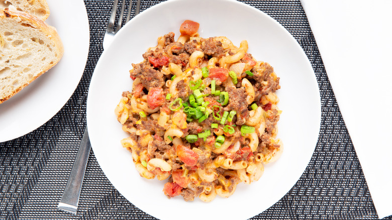 Mac and cheese with beef and tomatoes