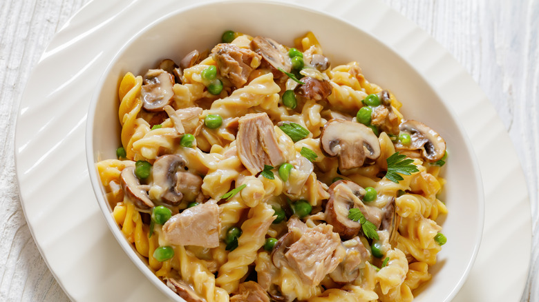 Tuna macaroni and cheese in white dish