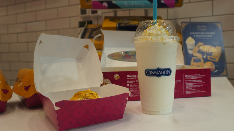 A Cinnabon Butterbeer-flavored Classic Roll and Butterbeer-flavored Chillata on a Cinnabon store counter