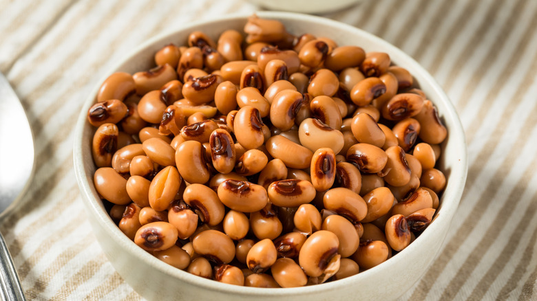 A bowl of black eyed peas.