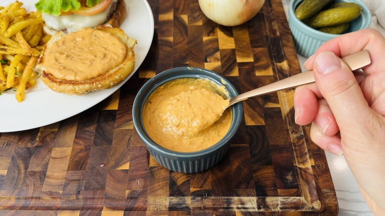 Deluxe 3-ingredient burger sauce served with burger