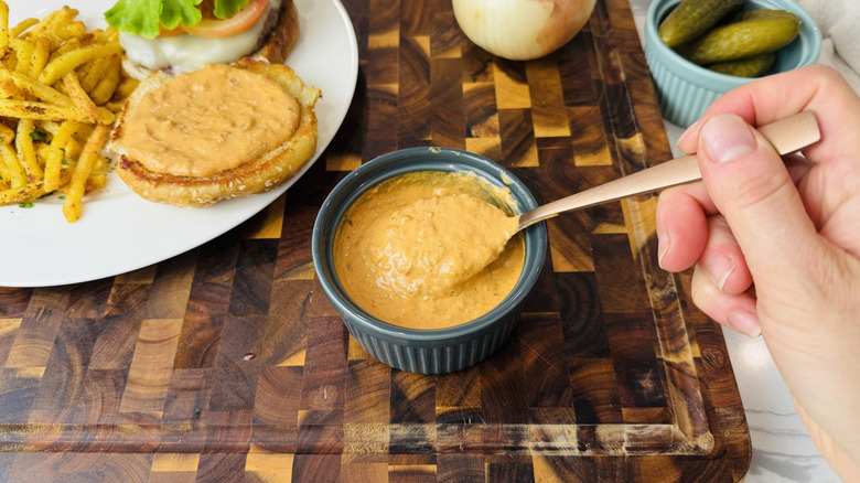 Homemade 3-ingredient burger sauce
