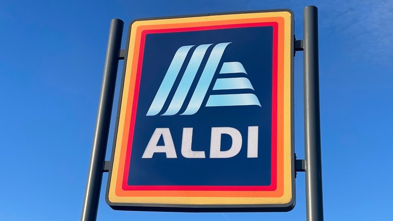 Aldi sign against a blue sky.