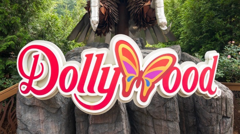 The logo from Dolly Parton's amusement park, Dollywood