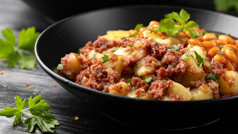 Corned beef hash with baked beans and parsley