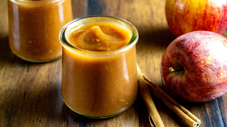apple butter with apples and cinnamon