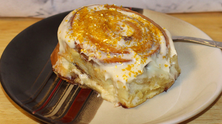 A Cinnabon Butterbeer-flavored Bon, from the Harry Potter promotion, on a plate