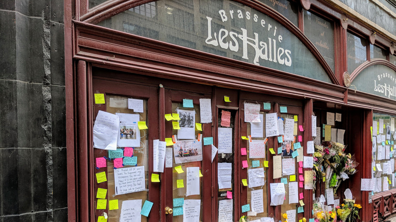Les Halles entrance covered in notes from fans