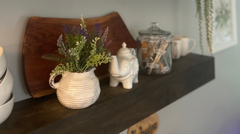 A kitchen shelf with knick knacks