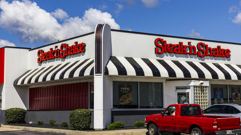 Exterior of a Steak 'n Shake with cars parked out front