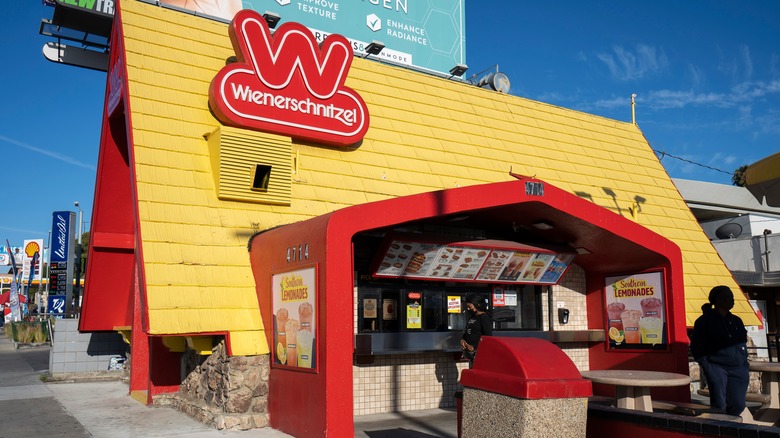 Wienerschnitzel exterior
