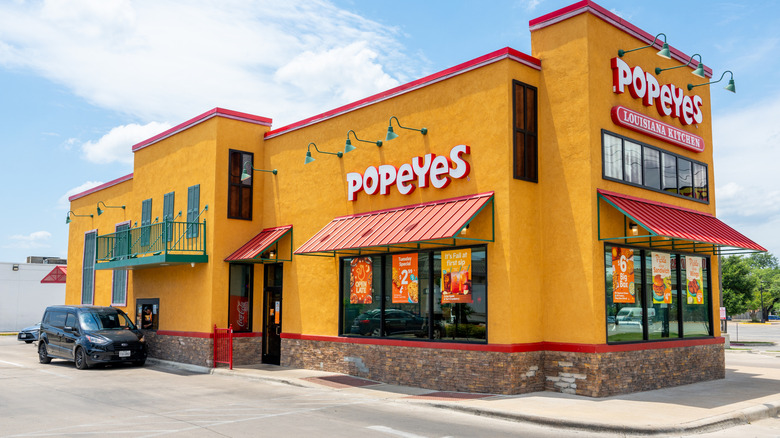 Side view of a Popeyes fast food restaurant