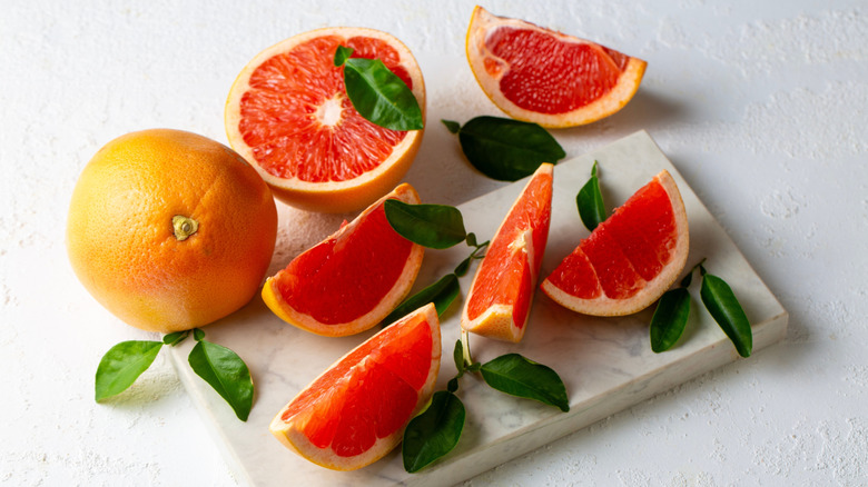 Fresh Fruit grapefruit with Juicy grapefruit slices