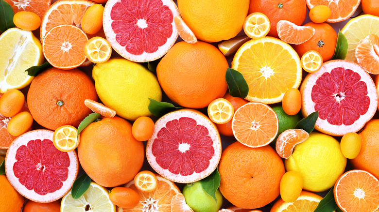 Pile of citrus fruits