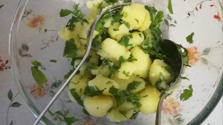 patate prezzemolate in a clear bowl