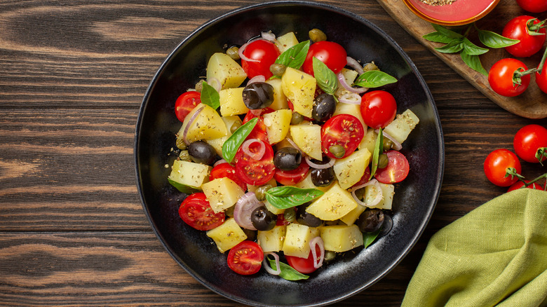 insalata pantesca in a black bowl