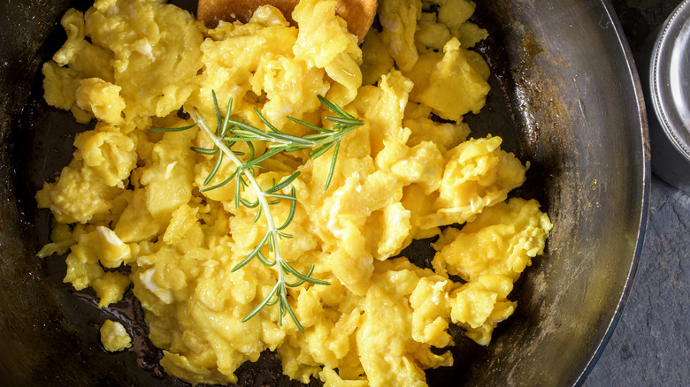 Scrambled eggs in pan