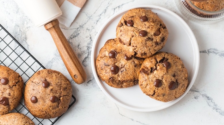 Cookies on plate and wire rack on marble surface