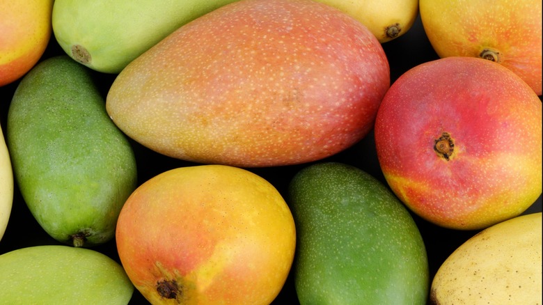 Many different types of whole mango fruits