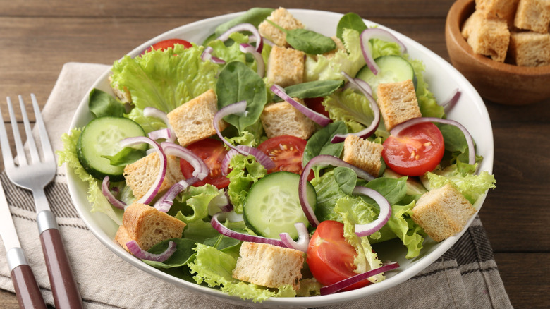 Green salad with croutons