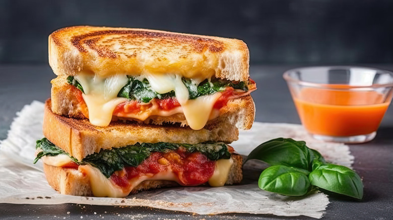 Grilled cheese with spinach and pasta sauce