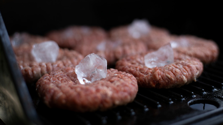 Grilling burgers with ice cubes
