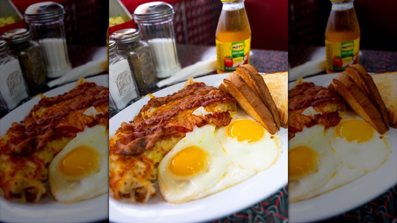 eggs, bacon, and toast from The Lampost in Ellet