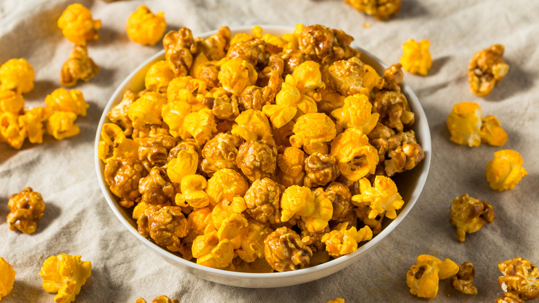 A bowl of Chicago style popcorn mix