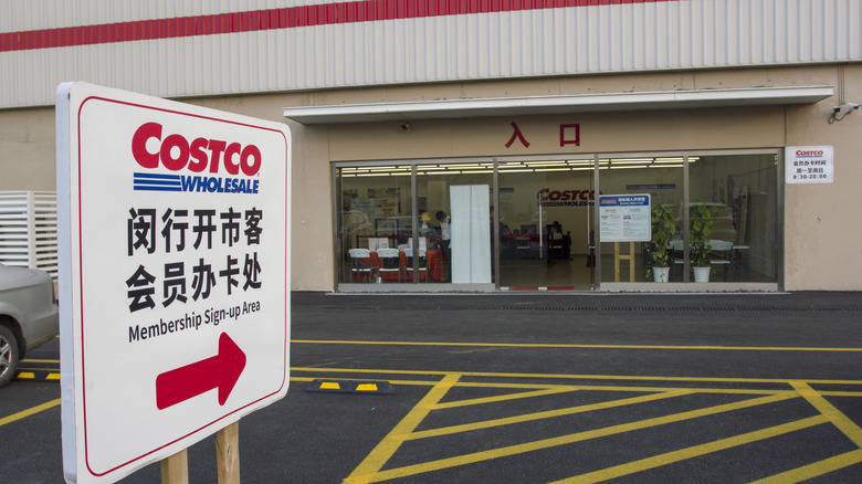 A sign directing customers towards the Costco Membership Sign-up Area at a Costco location in China