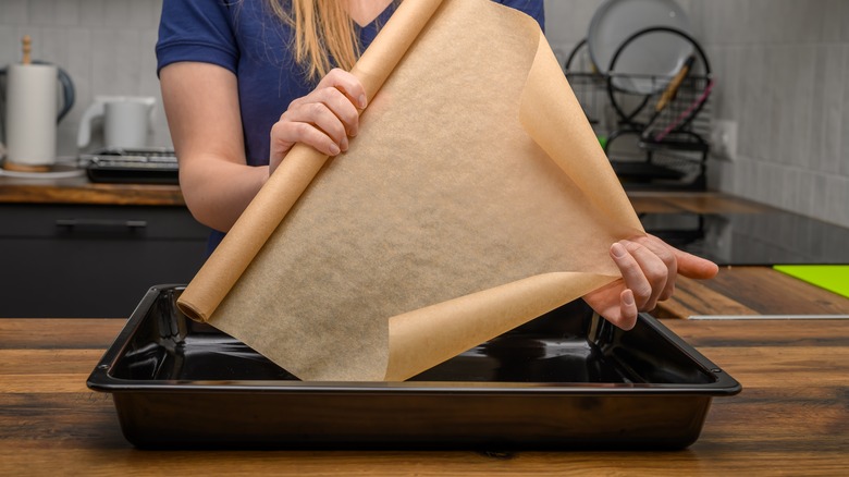 Roll of parchment paper of a pan