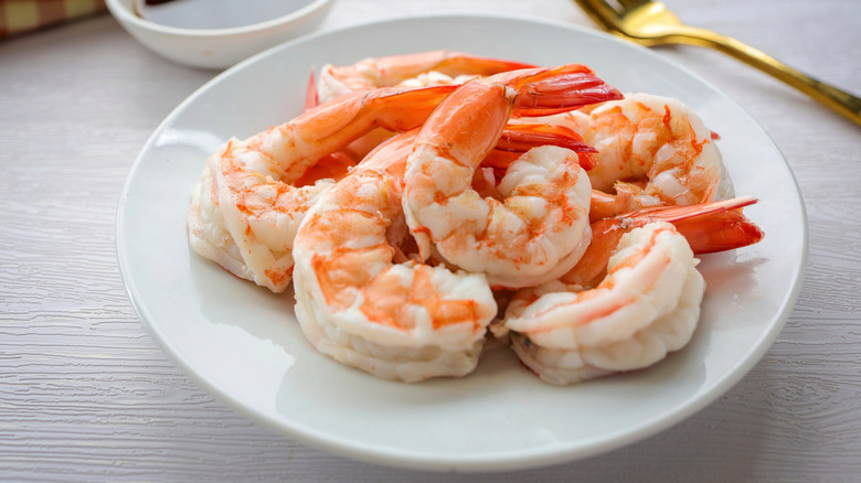 A big plate of boiled shrimp