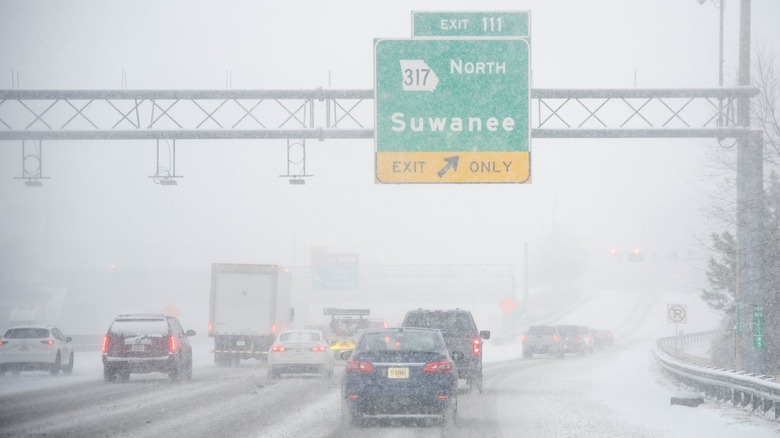 The 111 exit to Suwanee in Georgia during heavy snowfall, with lots of cars